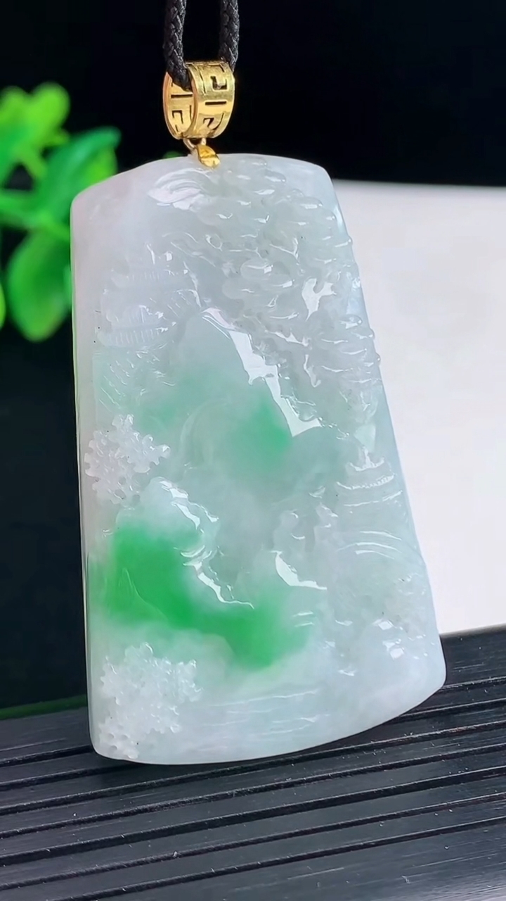 天然A货翡翠山水牌吊坠，尺寸50.5-32-6.5重量:24.25g
4月12日