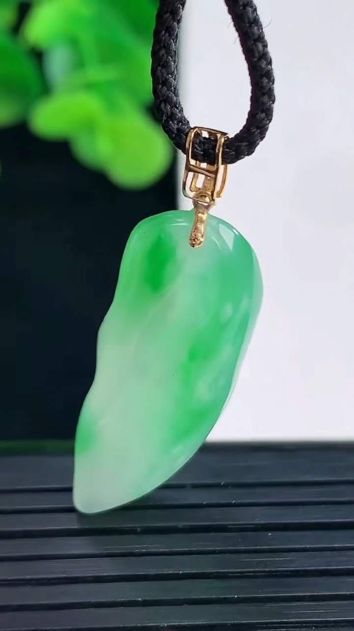 天然A货翡翠原石吊坠尺寸30.6-12.6-7.4重量:5.24g
4月12日