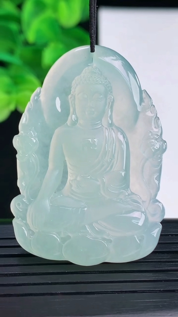 天然A货翡翠阿弥陀佛吊坠尺寸47.3-32.1-5.5重量:18.17g
4月12日