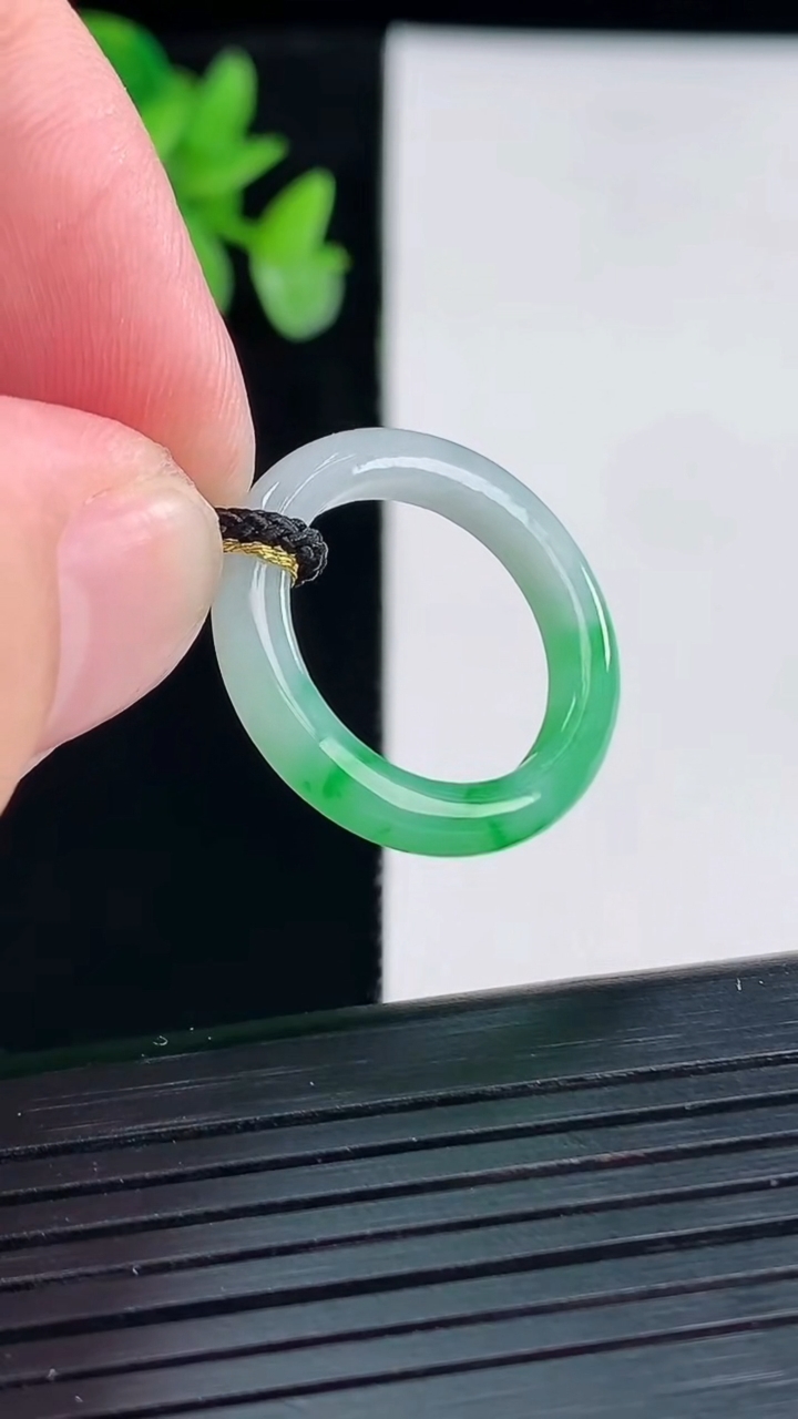 天然A货翡翠素面玉指环 戒指 尺寸17-3.6-3.2重量:2.38g2026年4月12日
工厂直销收藏佳品,种好水足，色泽均匀，有种有色，上手高大气！