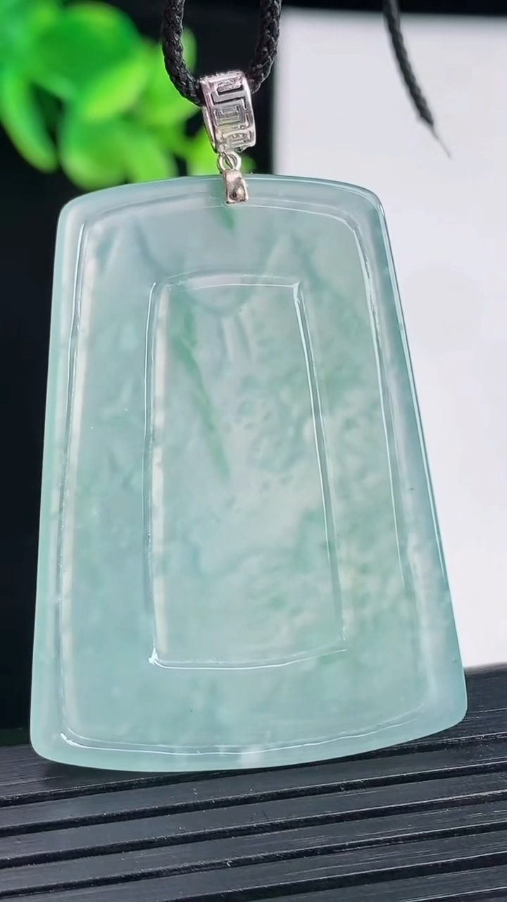 天然A货翡翠18k金飘花山水牌吊坠，尺寸44-32.5-2.5重量:10.00g
4月12日