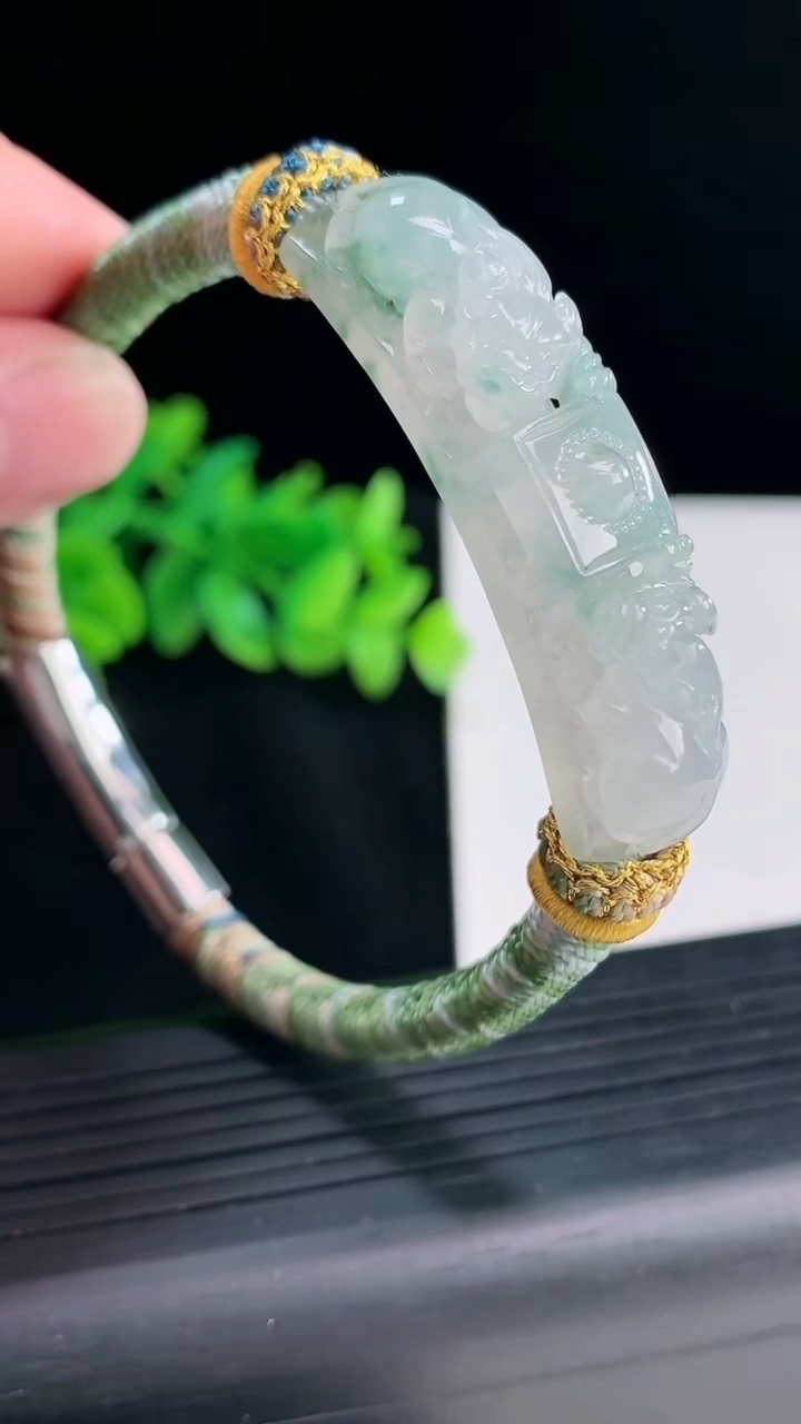 天然A货翡翠飘花貔貅手牌，尺寸47.5-10-10重量:21.29g
4月12日