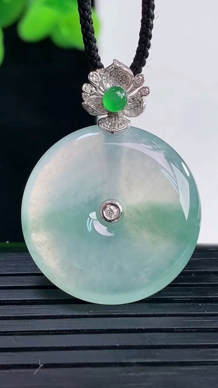 天然A货翡翠种飘花平安扣吊坠尺寸32.3-24.5-4.7重量:6.99g
4月12日