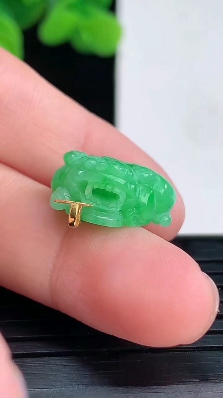 天然A货翡翠貔貅吊坠尺寸18.3-10.5-7.5重量:3.38g
4月12日