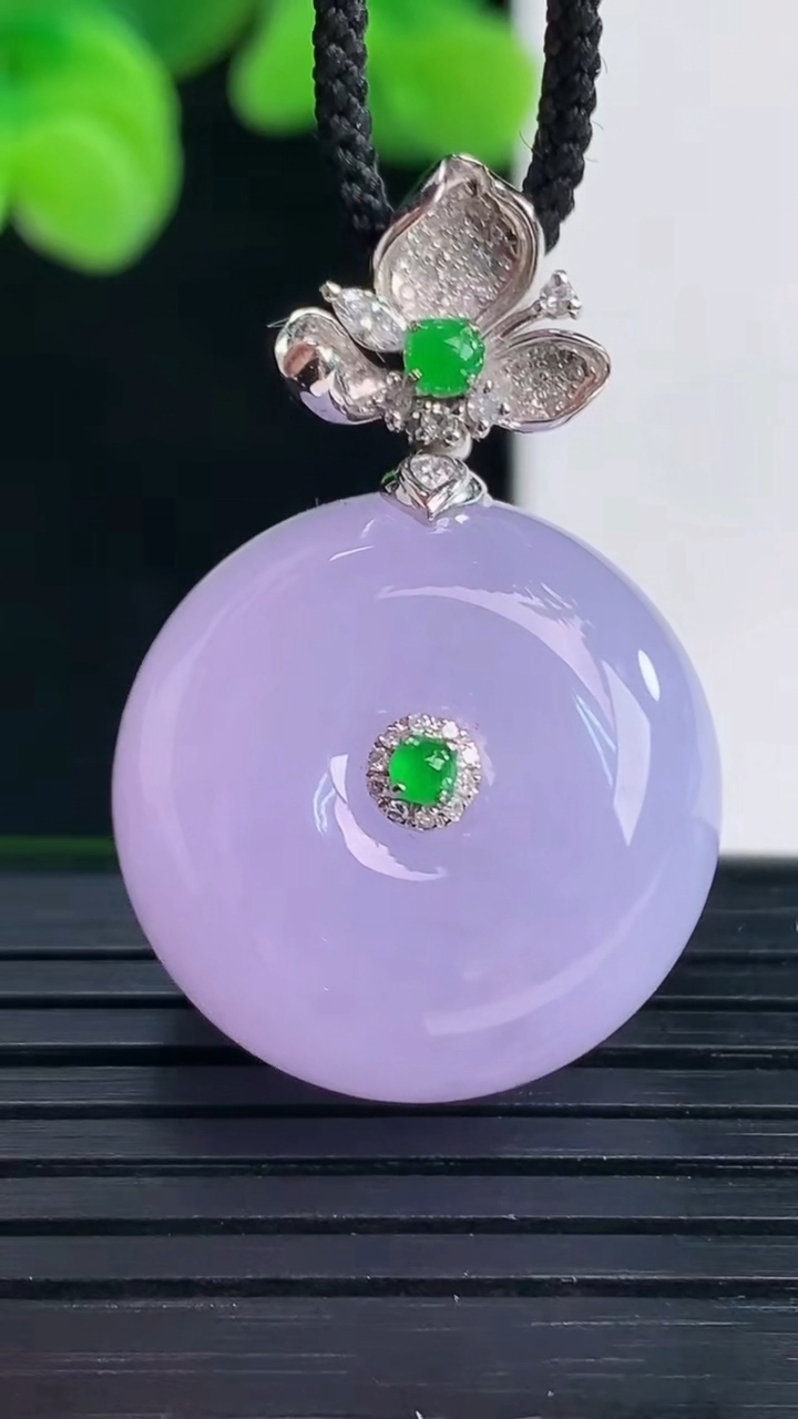 天然A货翡翠18K金紫罗兰平安扣吊坠尺寸32.1-22.1-13.3重量:15.21g
4月12日