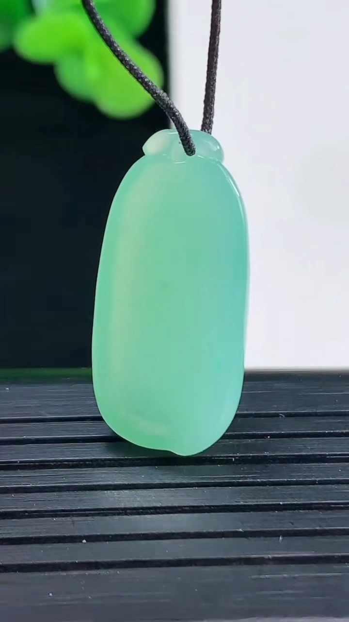 天然A货翡翠福瓜吊坠尺寸26.5-12.8-5.9重量:4.53g
4月12日