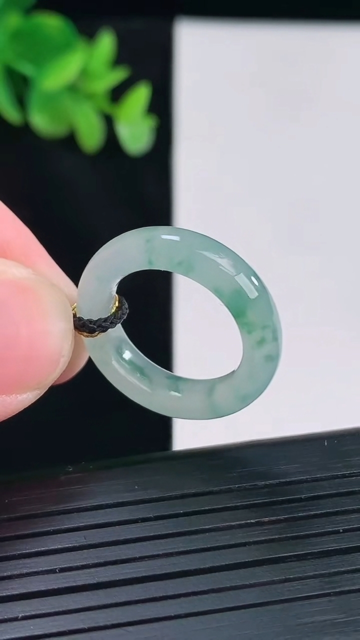 天然A货翡翠飘花素面玉指环 戒指，尺寸16.6-6-4重量:4.08g2026年4月12日
工厂直销收藏佳品,种好水足，色泽均匀，有种有色，上手高大气！