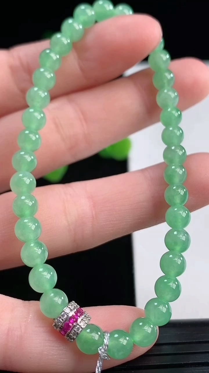 天然A货翡翠圆珠手串尺寸5.2重量:6.11g4月12日
工厂直销收藏佳品,种好水足，色泽均匀，有种