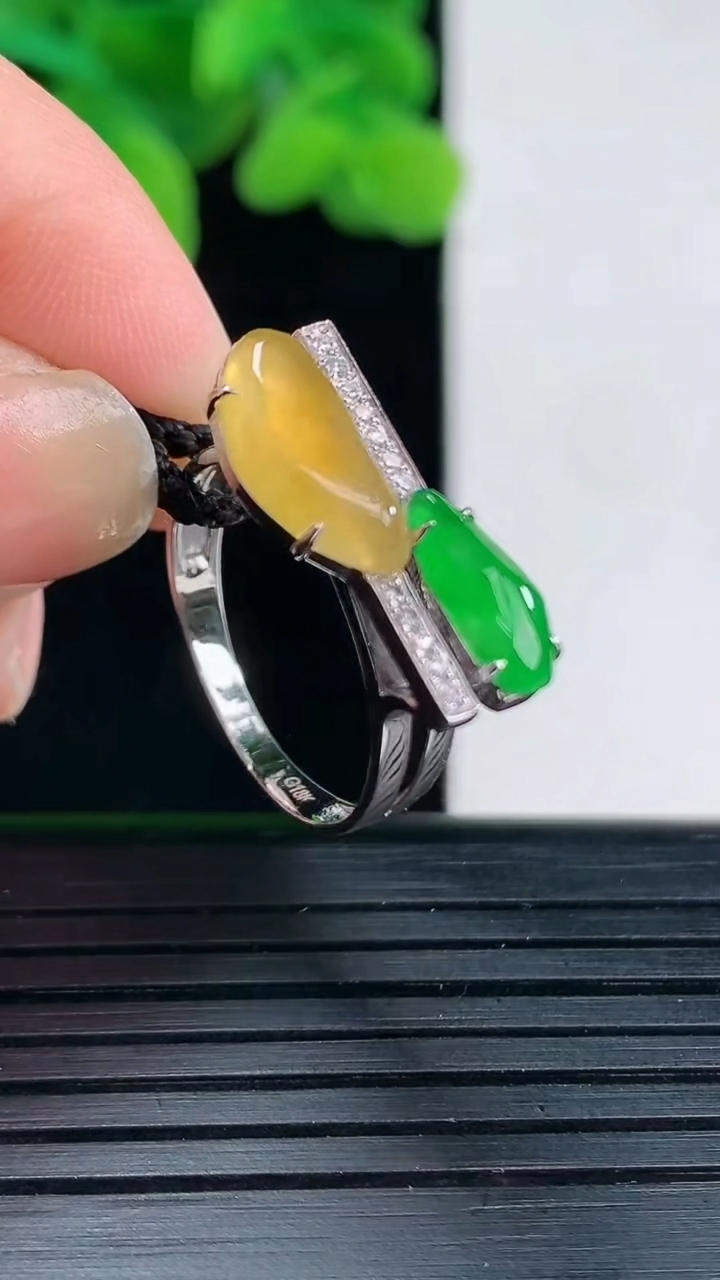 天然A货翡翠18K金双彩福瓜戒指尺寸17.5-12-5.3重量:2.55g2026年4月12日
工厂直销收藏佳品,种好水足，色泽均匀，有种有色，上手高大气！