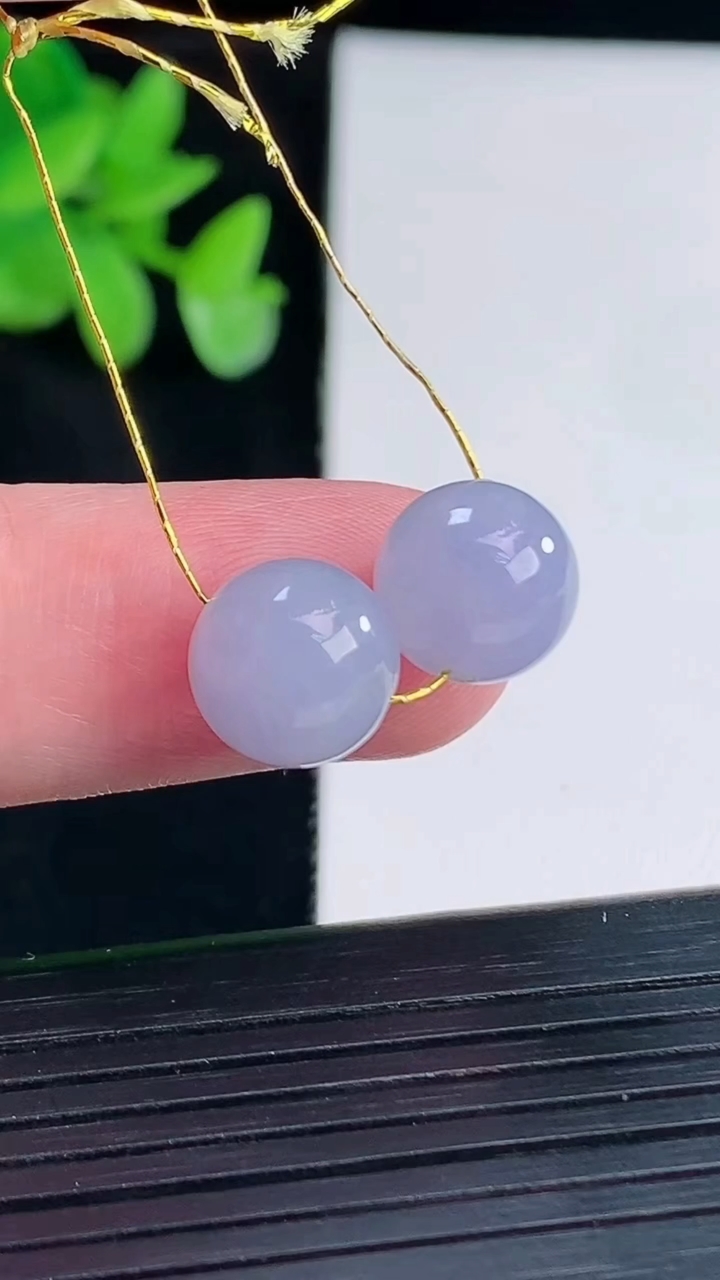 天然A货翡翠紫罗兰圆珠吊坠一对 尺寸10重量:3.46g
4月12日