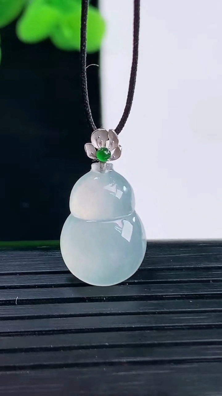 天然A货翡翠种白冰葫芦吊坠尺寸20.7-11.2-4.2重量:1.33g
4月12日