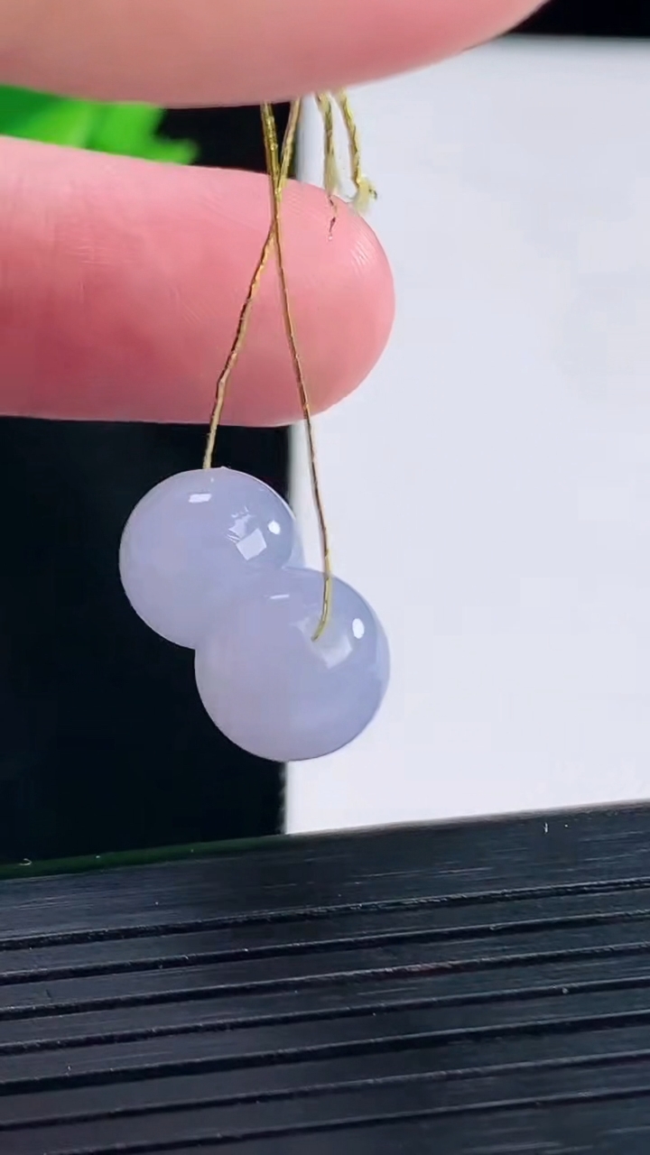 天然A货翡翠紫罗兰圆珠吊坠一对 尺寸10重量:3.46g
4月12日