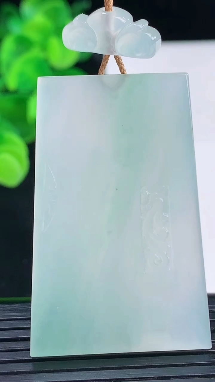 天然A货翡翠种飘花无事牌吊坠尺寸46.8-30.4-5.1重量:24.63g
4月12日