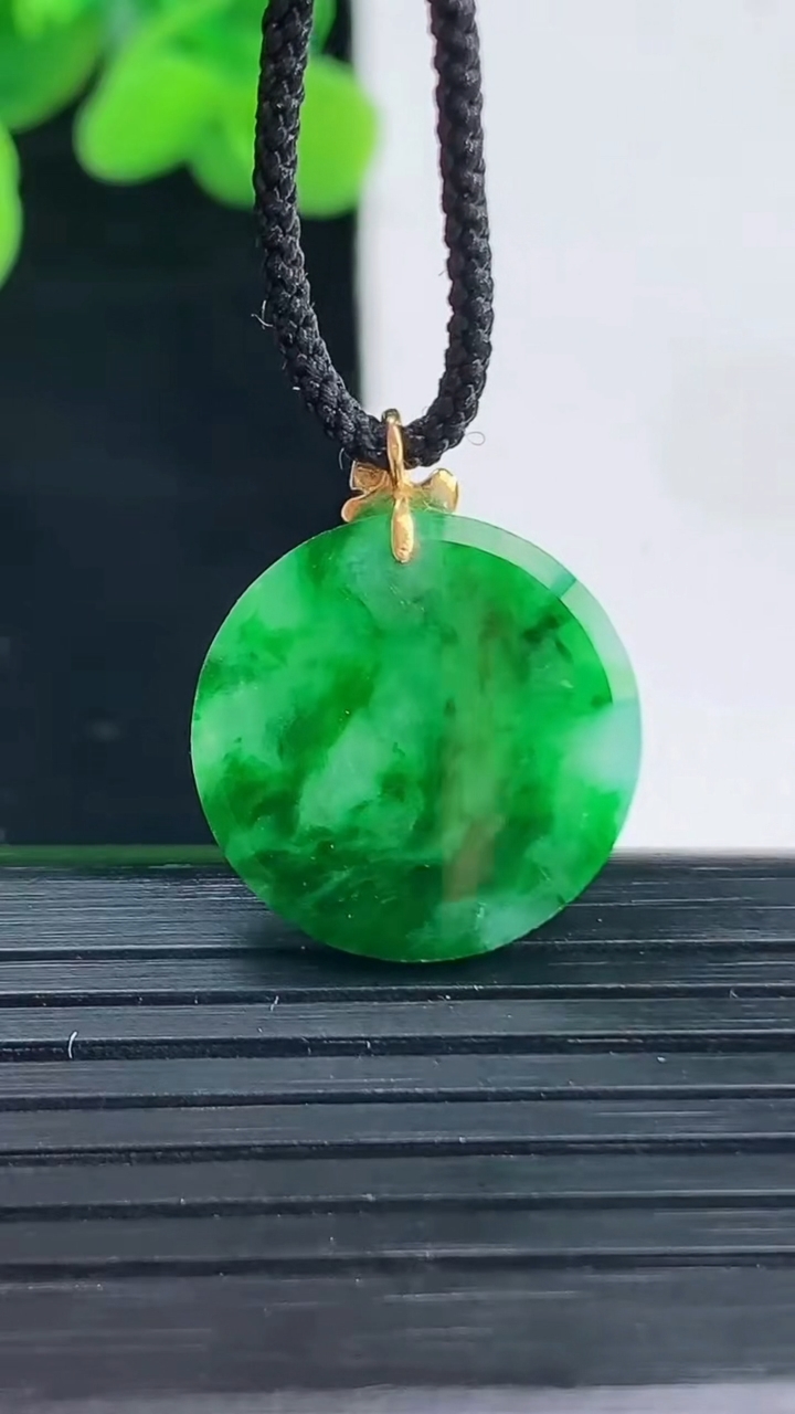 天然A货翡翠无事牌吊坠尺寸17.6-2.7重量:2.39g
4月12日