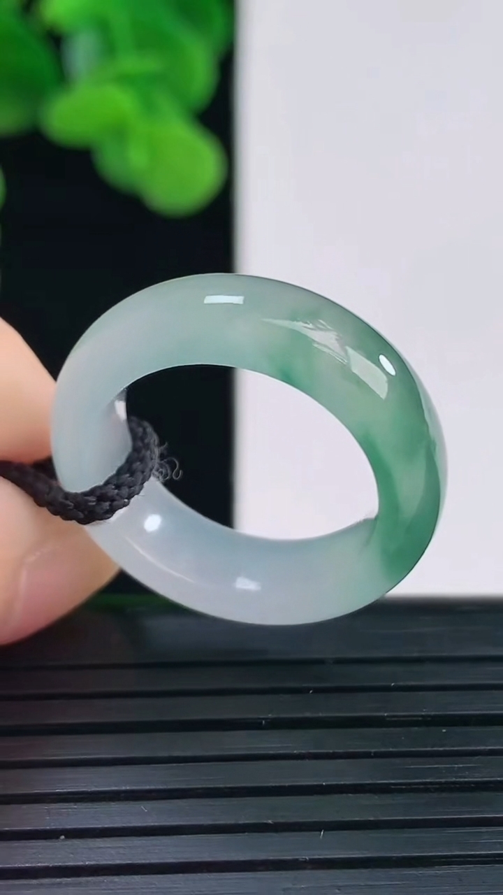 天然A货翡翠飘花指环戒指尺寸17.1-6.4-3.7重量:4.83g2026年4月12日
工厂直销收藏佳品,种好水足，色泽均匀，有种有色，上手高大气！