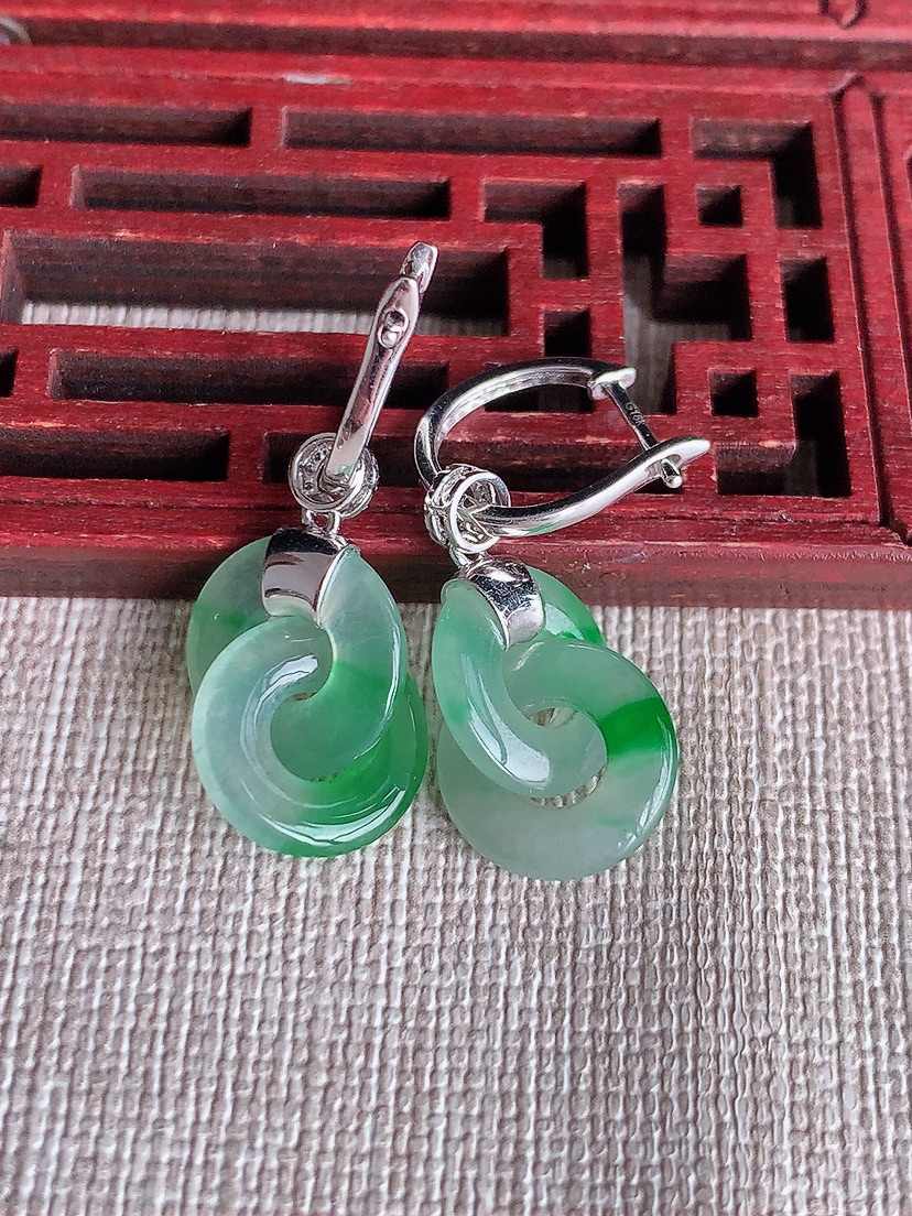 天然A货翡翠18K金伴钻镶嵌飘阳绿平安环环环相扣耳坠 
尺寸11.8-2mm 重量4.26g 0410