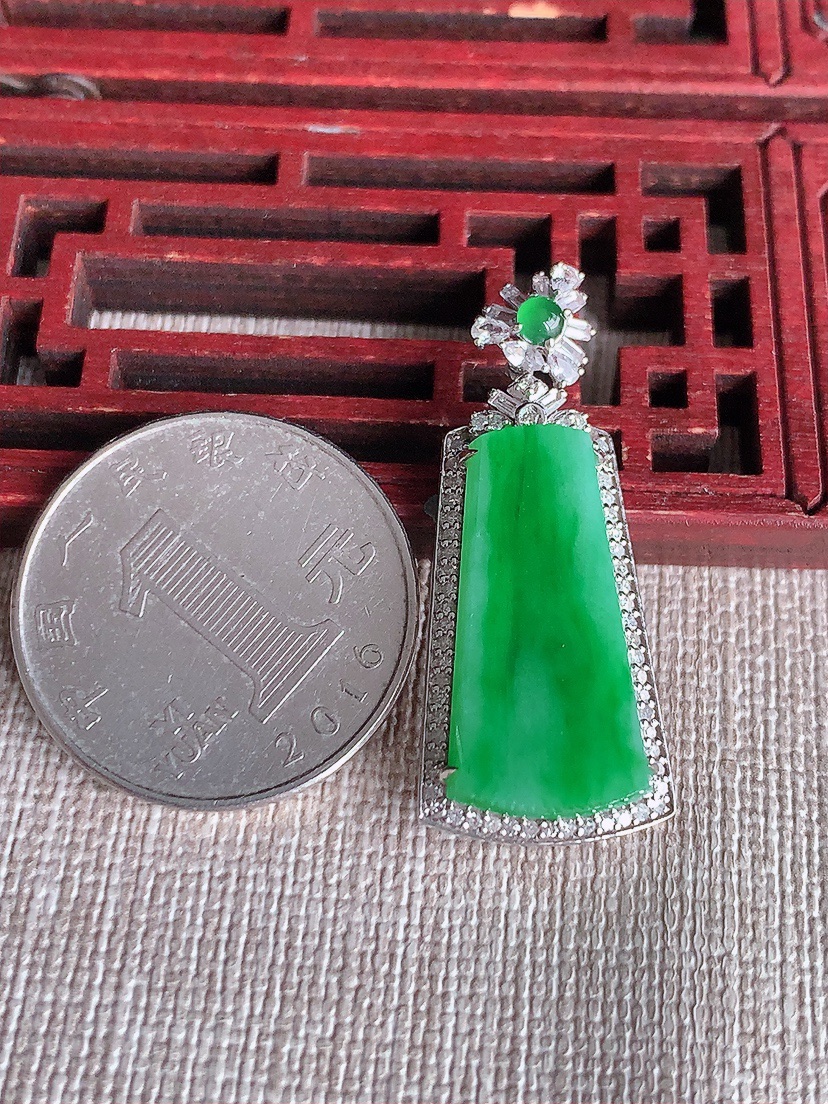 天然A货翡翠18K金伴钻镶嵌飘绿无事牌吊坠 
尺寸36-15.2-6裸石22.6-11mm 重量4.18g 0410