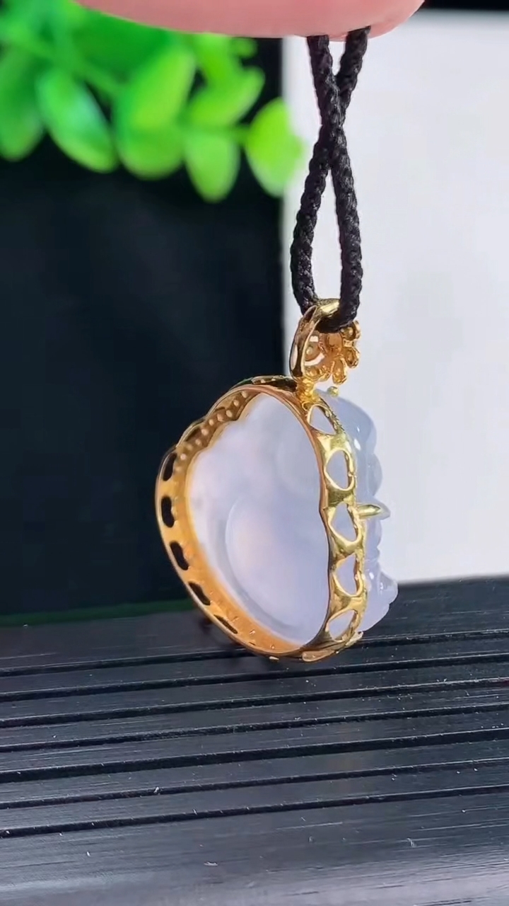 天然A货翡翠种紫罗兰佛公吊坠，尺寸29-25-10，裸石19.5-22.5重量:5.65g
4月12日