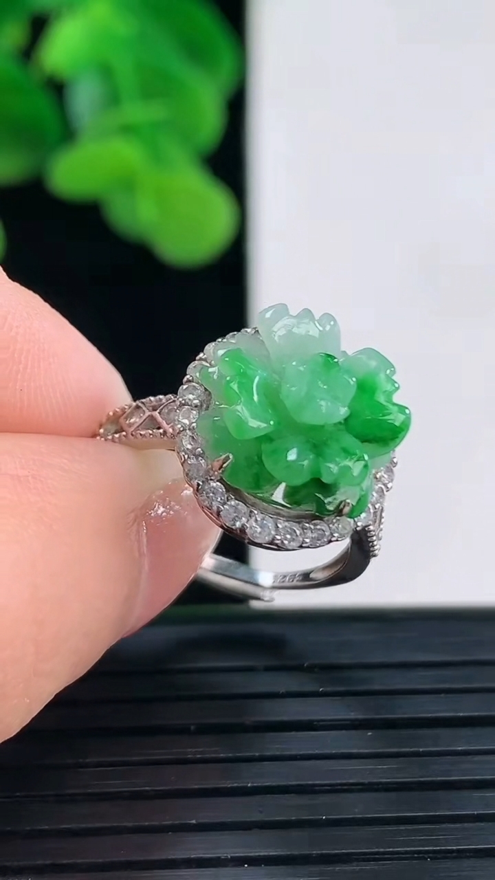 天然A货翡翠莲花戒指 可调节尺寸11.5重量:2.93g2026年4月12日
工厂直销收藏佳品,种好水足，色泽均匀，有种有色，上手高大气！