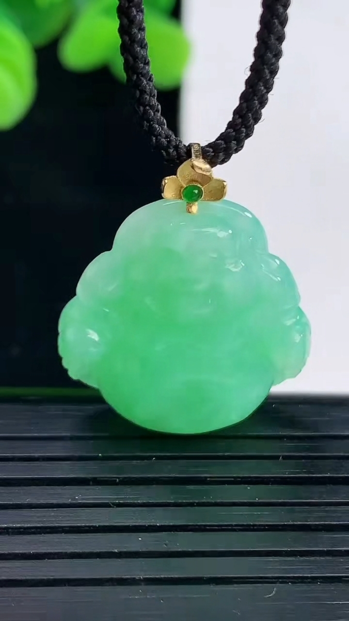 天然A货翡翠佛公吊坠尺寸28.2-22.3-7.4重量:6.47g
4月12日