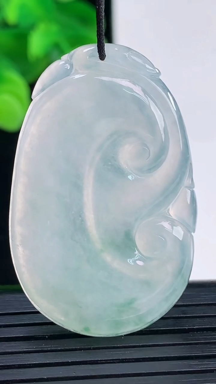 天然A货翡翠冰种飘花如意吊坠尺寸43.2-27.7-3.9重量:11.72g
4月12日