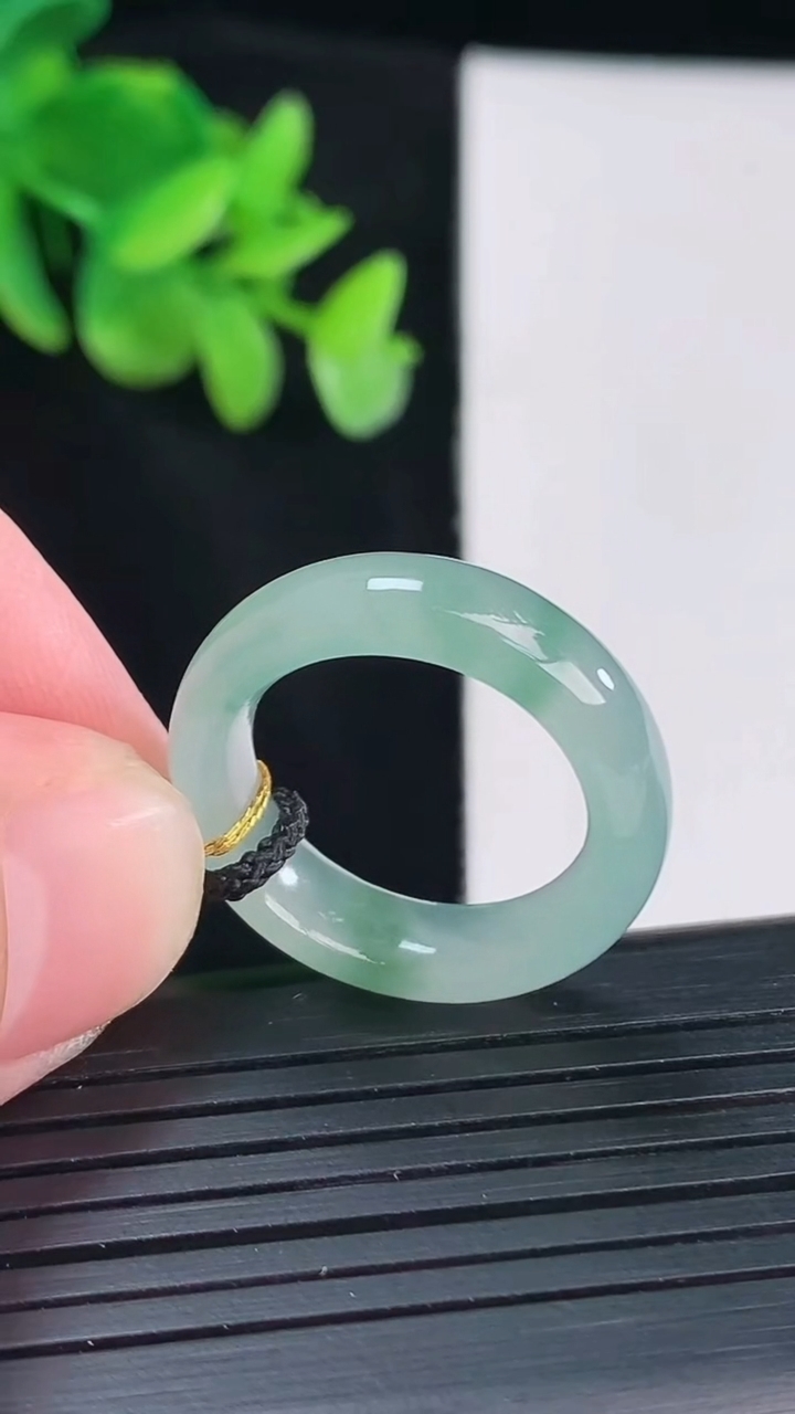 天然A货翡翠飘花素面玉指环 戒指，尺寸17.5-6.5-4重量:4.44g2026年4月12日
工厂直销收藏佳品,种好水足，色泽均匀，有种有色，上手高大气！