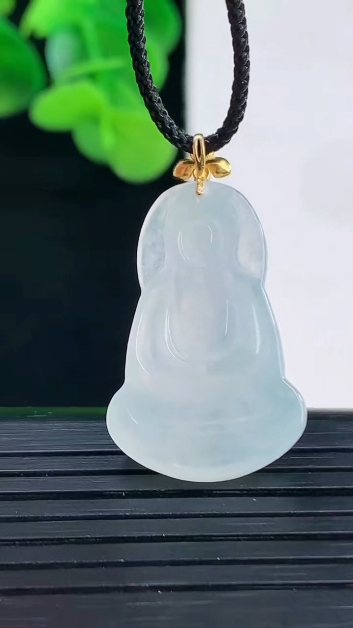 天然A货翡翠种白冰观音菩萨吊坠尺寸31.7-17.3-3.6重量:3.20g
4月12日