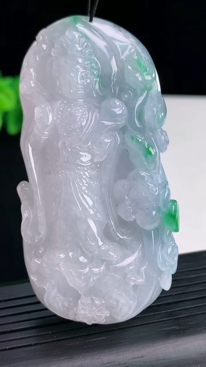 天然A货翡翠春带彩大势至菩萨吊坠，尺寸76-38-12.5重量:75.33g
4月12日