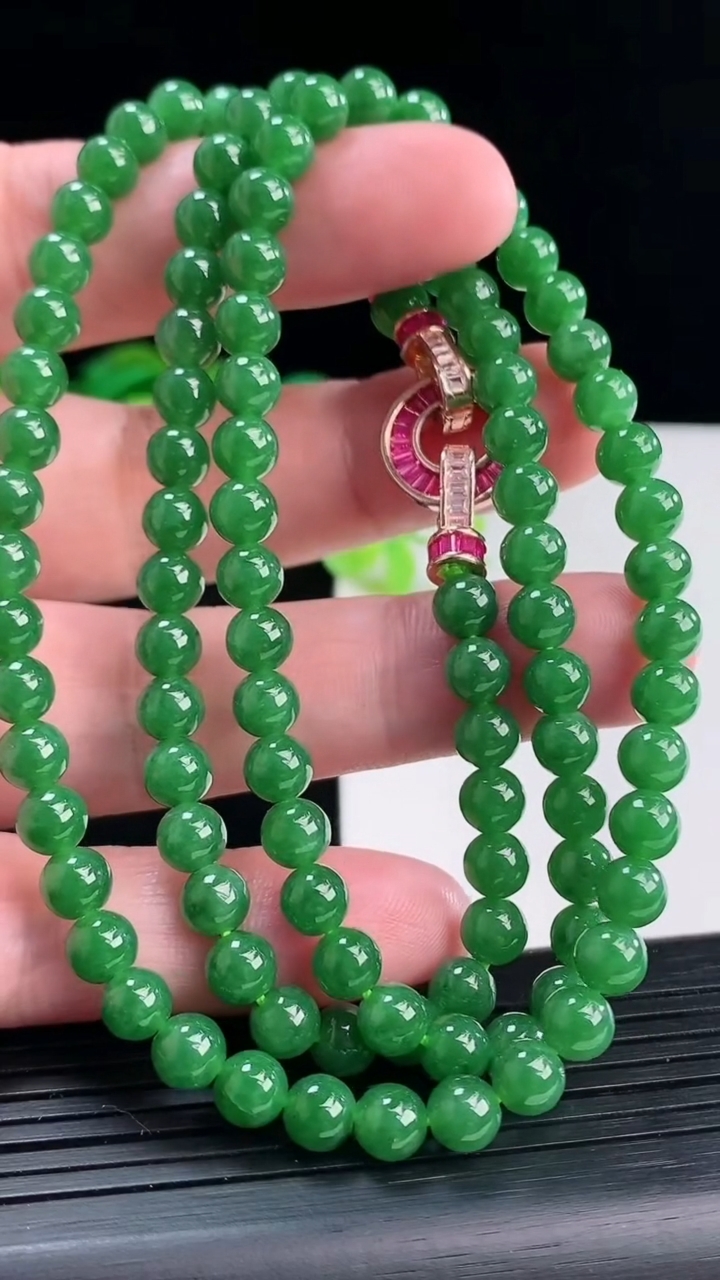 天然A货翡翠圆珠项链，尺寸6-116颗 重量:42.50g
4月12日