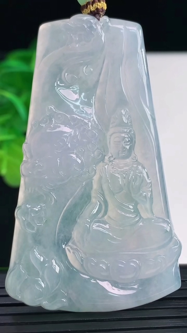 天然A货翡翠文殊菩萨吊坠尺寸64.9-38.4-5.4重量:28.37g
4月12日