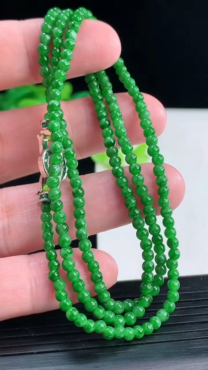 天然A货翡翠圆珠项链，尺寸3.2重量:11.21g4月12日
工厂直销收藏佳品,种好水足，色泽均匀，有种有色，上手高大气！