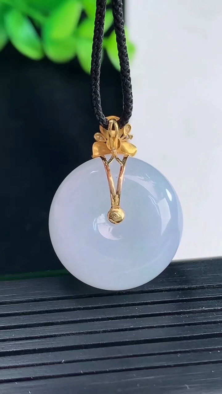 天然A货翡翠18k金春带彩 紫罗兰平安扣吊坠，尺寸22-12重量:12.33g
4月12日