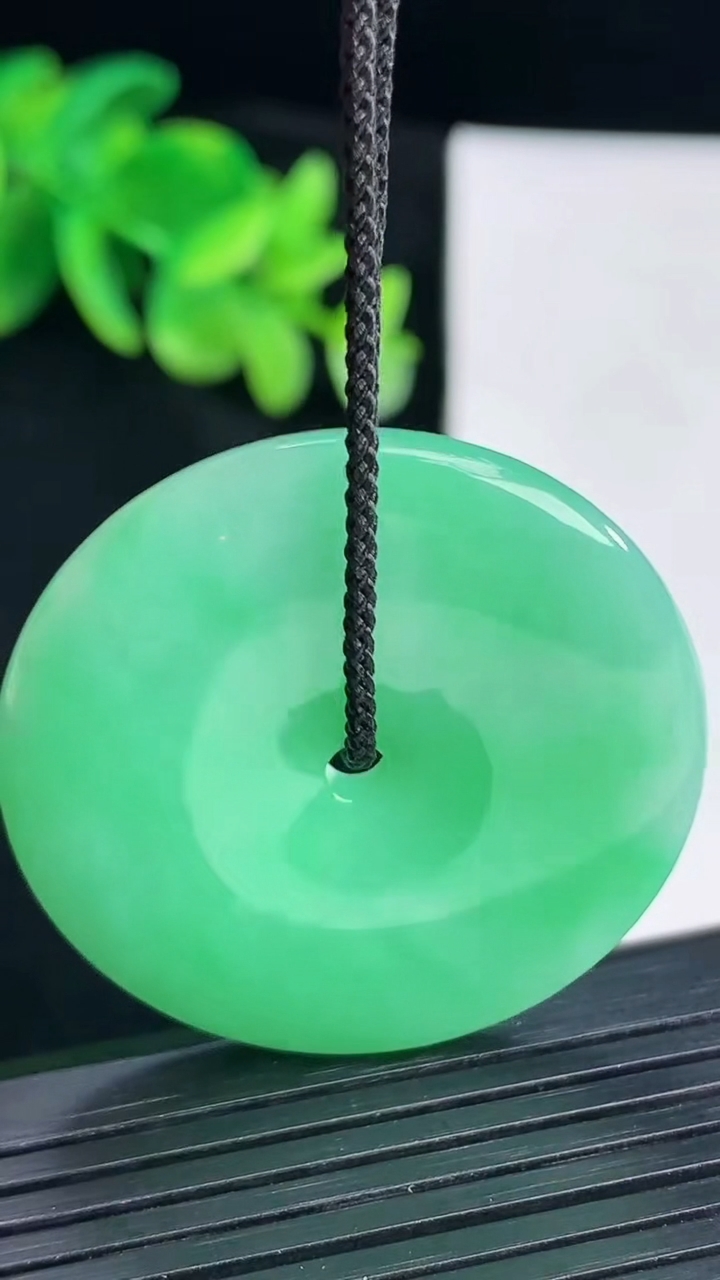 天然A货翡翠平安扣吊坠，尺寸38-6重量:18.95g
4月12日