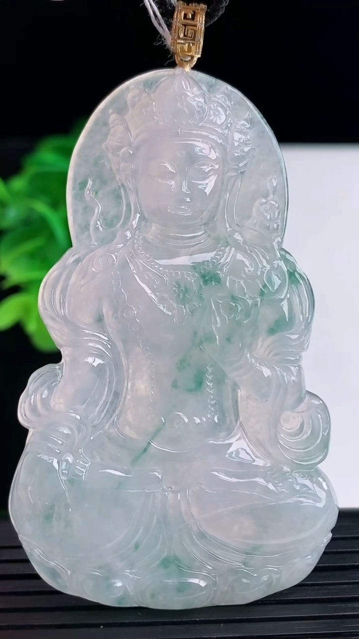 天然A货翡翠种飘花度母观音吊坠尺寸70.8-43.1-5.2重量:31.08g
4月12日