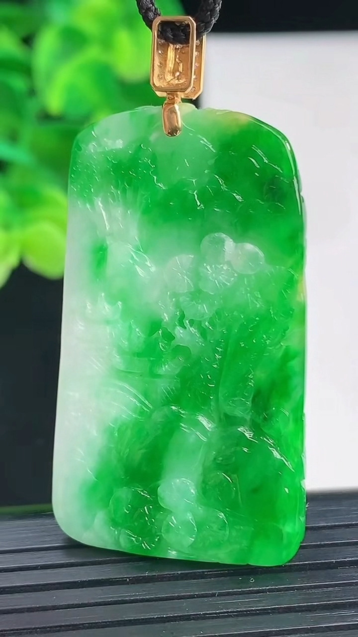 天然A货翡翠山水牌吊坠尺寸54.3-25.2-4.5重量:13.57g
4月12日