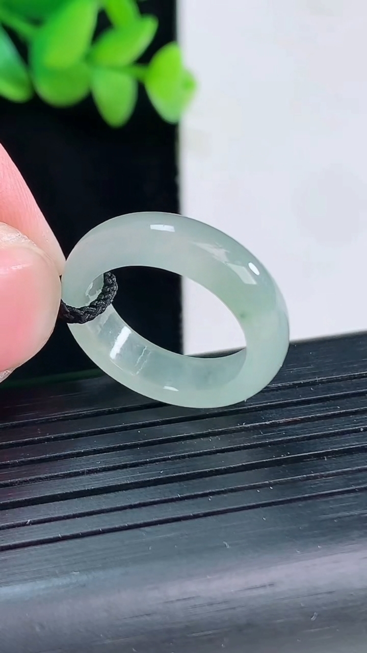 天然A货翡翠飘花素面玉指环 戒指，尺寸17-6-3.2重量:3.35g2026年4月12日
工厂直销收藏佳品,种好水足，色泽均匀，有种有色，上手高大气！