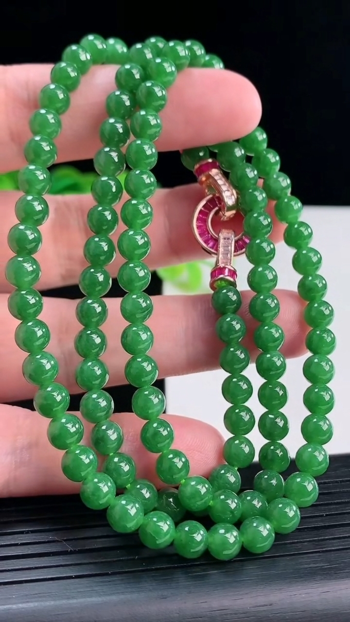 天然A货翡翠圆珠项链，尺寸6-116颗 重量:42.50g
4月12日