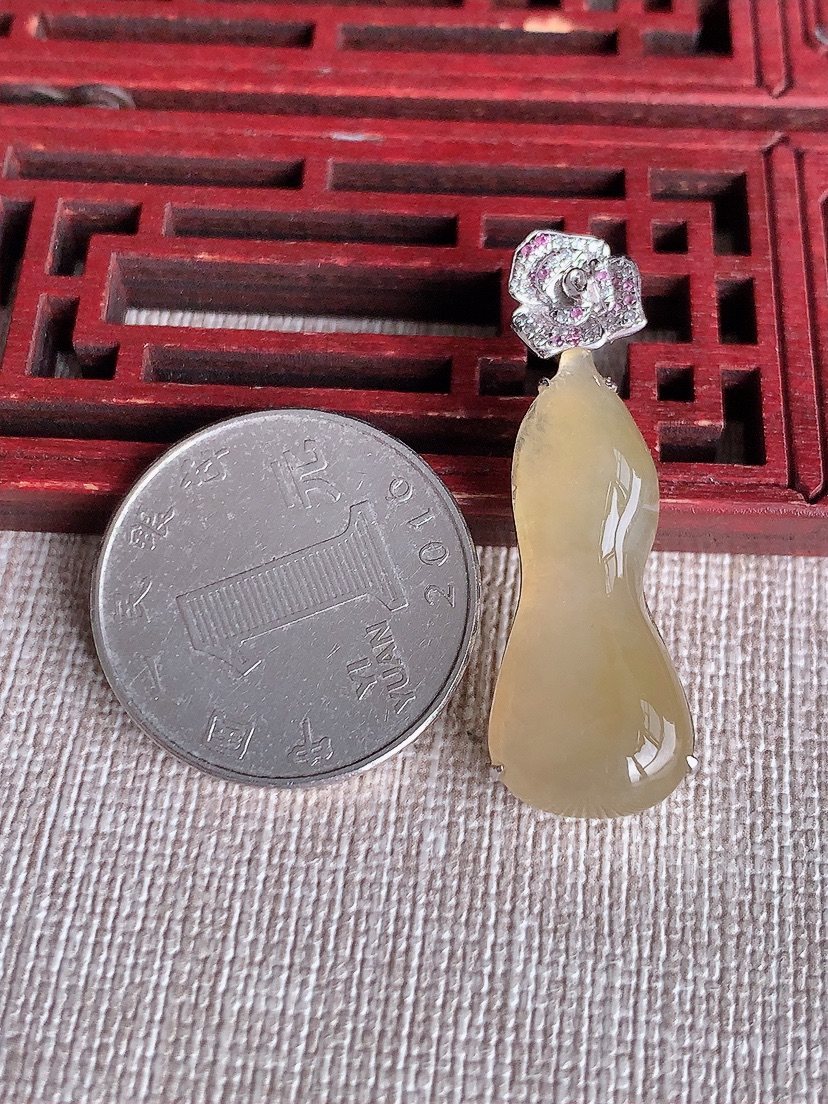 天然A货翡翠18K金伴钻镶嵌黄翡葫芦吊坠 
尺寸37.4-28.8-12.2-8.5mm 重量4.70g 0410