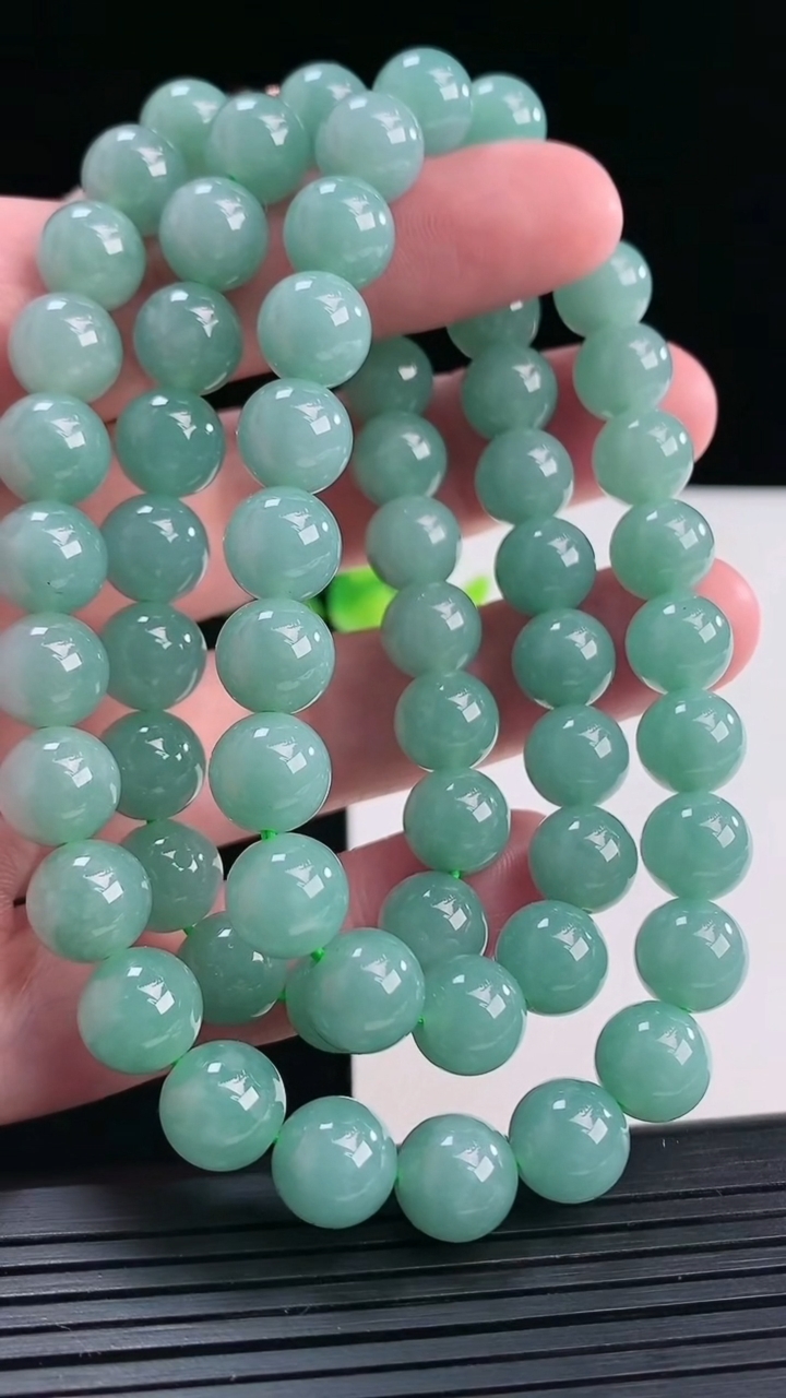 天然A货翡翠飘花圆珠项链，尺寸9.6-65颗重量:107.29g4月12日
工厂直销收藏佳品,种好水足，色泽均匀，有种有色，上手高大气！
