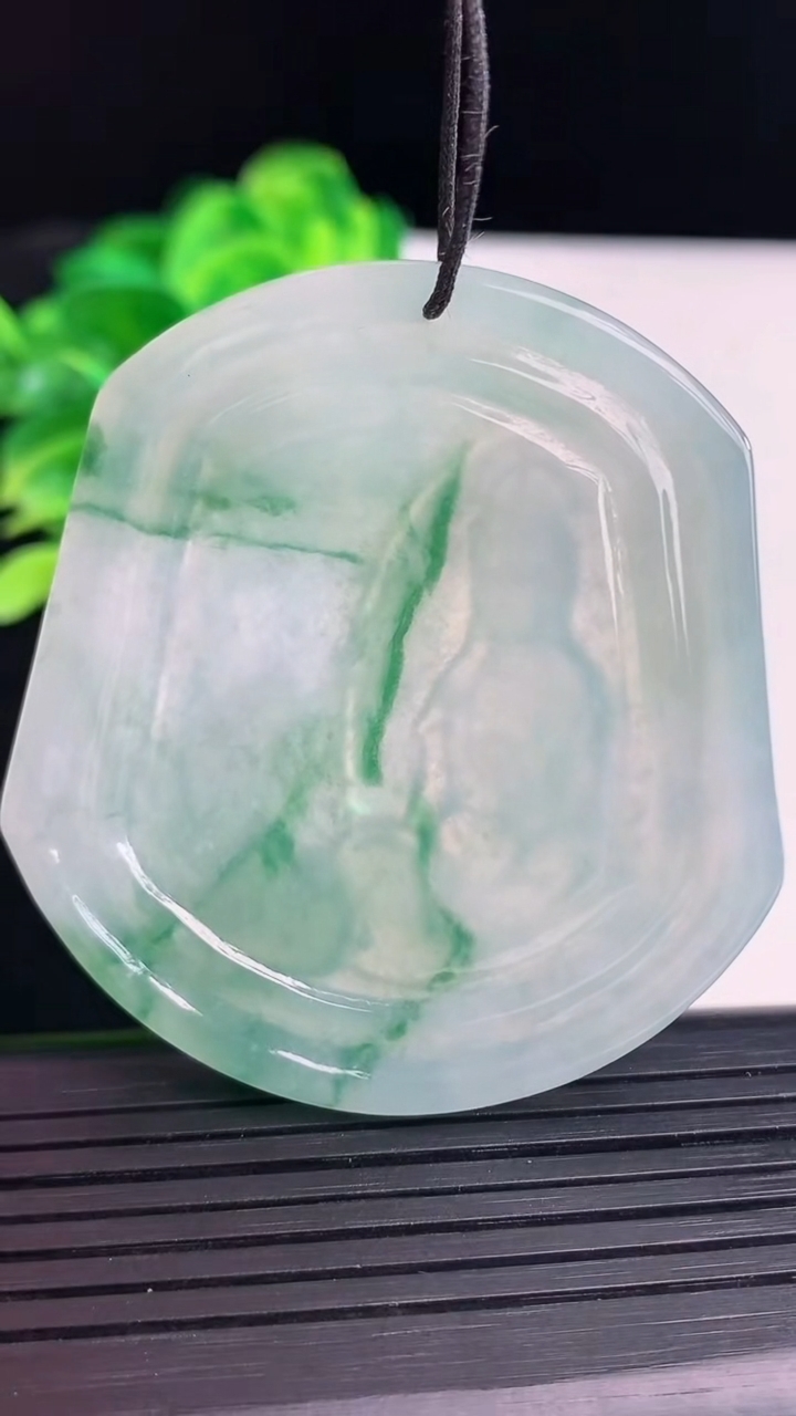 天然A货翡翠飘花观音菩萨吊坠尺寸43.8-49.9-4.8重量:25.17g
4月12日