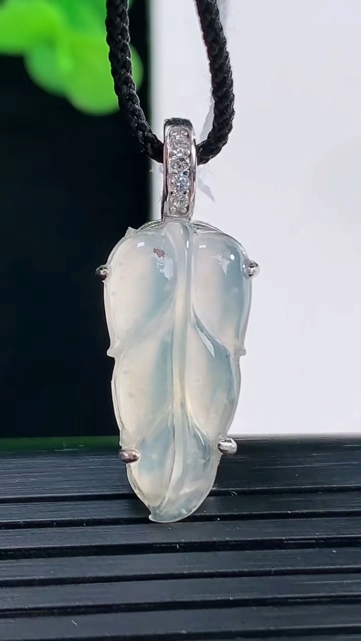 天然A货翡翠白冰金枝玉叶 叶子吊坠尺寸30.5-10.8-5.3重量:2.42g
4月12日