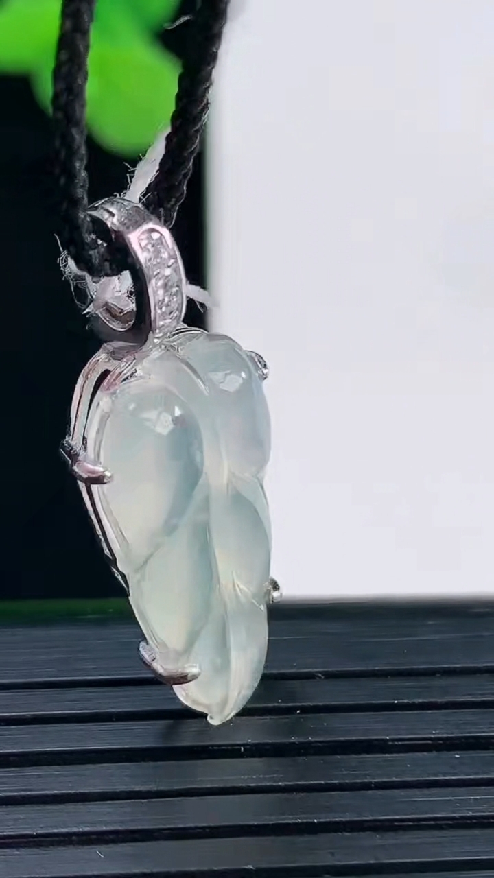 天然A货翡翠白冰金枝玉叶 叶子吊坠尺寸30.5-10.8-5.3重量:2.42g
4月12日