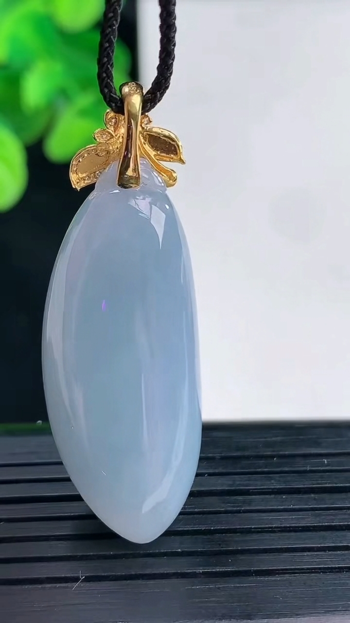 天然A货翡翠18K金紫罗兰福瓜吊坠尺寸45.7-15.4-11.7重量:14.38g
4月12日