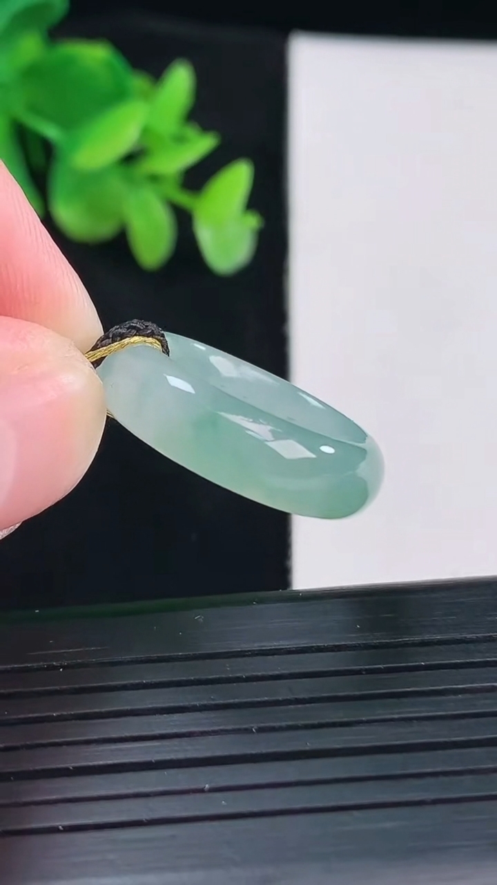 天然A货翡翠飘花素面玉指环 戒指，尺寸17.5-6.5-4重量:4.44g2026年4月12日
工厂直销收藏佳品,种好水足，色泽均匀，有种有色，上手高大气！