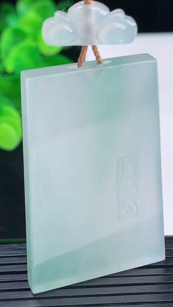 天然A货翡翠种飘花无事牌吊坠尺寸46.8-30.4-5.1重量:24.63g
4月12日