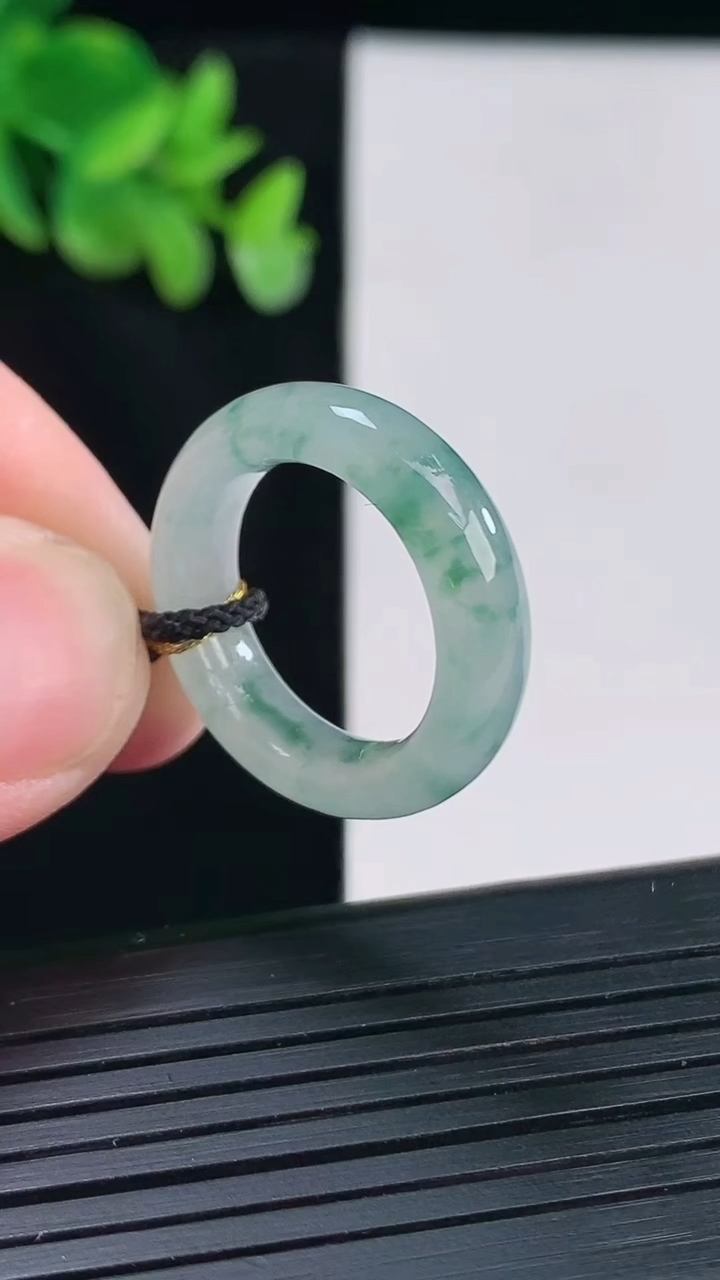 天然A货翡翠飘花素面玉指环 戒指，尺寸16.6-6-4重量:4.08g2026年4月12日
工厂直销