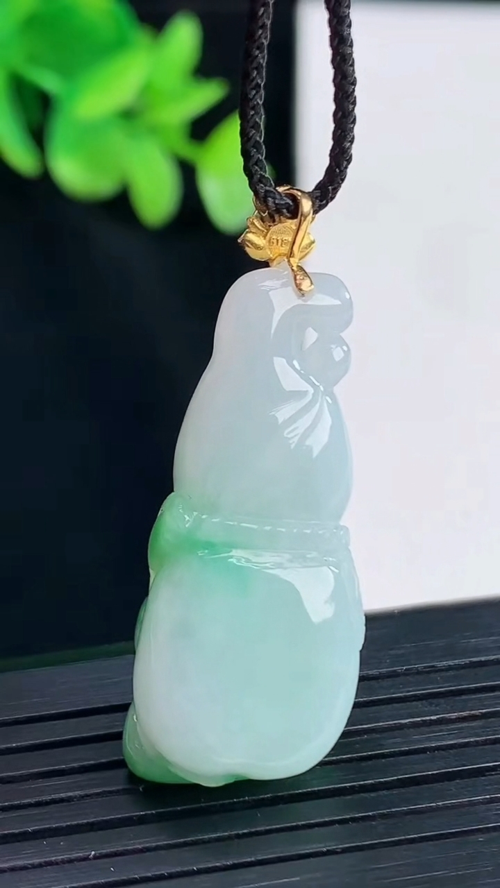 天然A货翡翠葫芦吊坠，尺寸32.6-15-12重量:11.11g
4月12日
