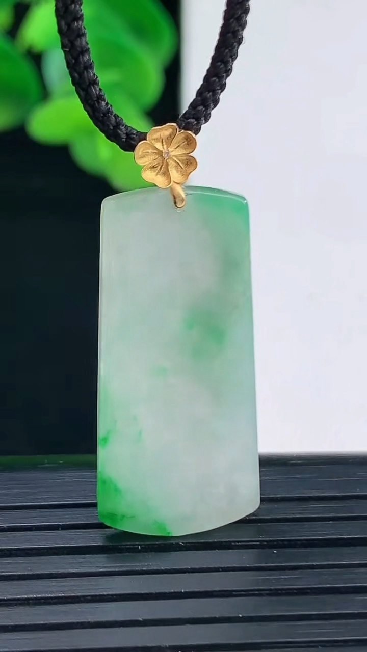 天然A货翡翠无事牌吊坠尺寸34.4-13.7-3.8重量:3.26g
4月12日