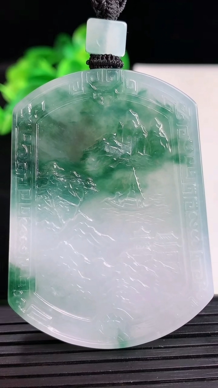 天然A货翡翠牌吊坠尺寸55.7-41.2-5.1重量:36.74g
4月12日