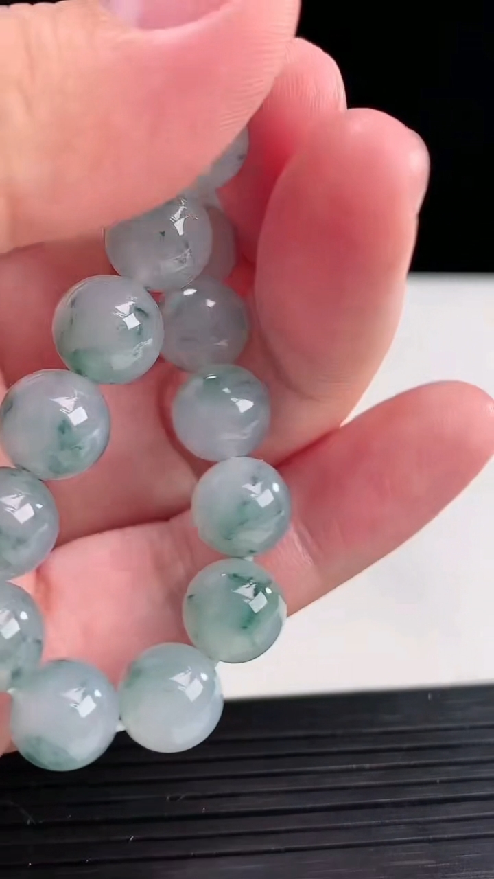 天然A货翡翠种飘花圆珠手串，尺寸10-19颗重量:32.83g4月12日
工厂直销收藏佳品,种好水足，色泽均匀，有种有色，上手高大气！